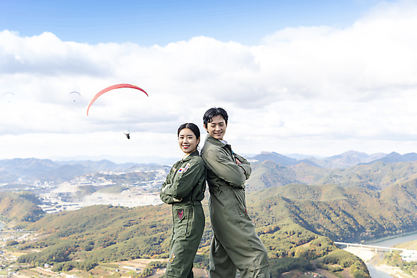 포토 JPG 주간 응시 여자 남자 하늘 미소 상반신 20대 성인 야외 두명 옆모습 레포츠 팔짱 한국인 등맞대기 익스트림스포츠 패러글라이딩 단양 성인만 국내포토 자연요소 시선 스포츠 뷰포인트 모션 레저 표정 사람 동양인 청년 충청북도 파일형식