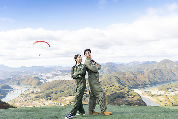 포토 JPG 주간 전신 응시 여자 남자 하늘 미소 20대 성인 야외 두명 옆모습 레포츠 마주보기 팔짱 한국인 등맞대기 익스트림스포츠 패러글라이딩 단양 성인만 국내포토 자연요소 시선 스포츠 뷰포인트 모션 레저 표정 사람 동양인 청년 충청북도 파일형식