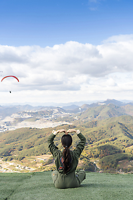 포토 JPG 주간 전신 여자 하늘 한명 앉기 20대 성인 야외 뒷모습 레포츠 한국인 익스트림스포츠 패러글라이딩 손하트 단양 성인여자한명만 전경 국내포토 자연요소 1 스포츠 뷰포인트 모션 레저 사람 동양인 풍경 손짓 청년 충청북도 여자한명만 성인여자만 파일형식 탑뷰