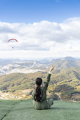 포토 JPG 주간 전신 여자 하늘 한명 앉기 20대 성인 야외 뒷모습 레포츠 손들기 한국인 익스트림스포츠 브이 패러글라이딩 단양 성인여자한명만 전경 국내포토 자연요소 1 스포츠 뷰포인트 모션 레저 사람 동양인 풍경 손짓 청년 충청북도 여자한명만 성인여자만 파일형식 탑뷰