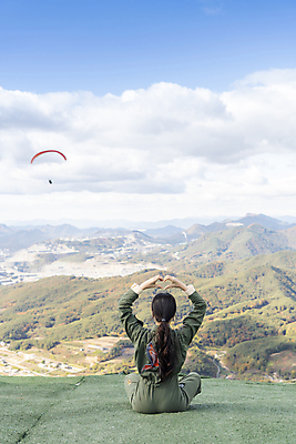 포토 JPG 주간 전신 여자 하늘 한명 앉기 20대 성인 야외 뒷모습 레포츠 한국인 익스트림스포츠 패러글라이딩 손하트 단양 성인여자한명만 전경 국내포토 자연요소 1 스포츠 뷰포인트 모션 레저 사람 동양인 풍경 손짓 청년 충청북도 여자한명만 성인여자만 파일형식 탑뷰