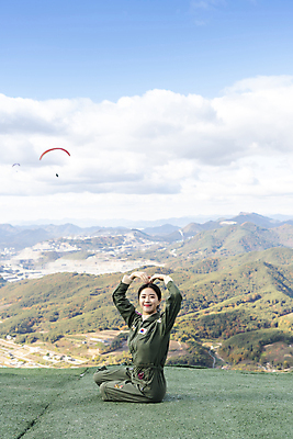 포토 JPG 주간 전신 여자 하늘 한명 미소 앉기 20대 성인 야외 앞모습 옆모습 레포츠 한국인 뒤돌아보기 익스트림스포츠 패러글라이딩 손하트 단양 성인여자한명만 국내포토 자연요소 1 스포츠 뷰포인트 모션 레저 표정 사람 동양인 손짓 청년 충청북도 여자한명만 성인여자만 파일형식
