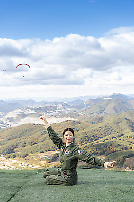 포토 JPG 주간 전신 여자 하늘 팔벌리기 한명 미소 앉기 20대 성인 야외 앞모습 옆모습 레포츠 한국인 뒤돌아보기 익스트림스포츠 브이 패러글라이딩 단양 성인여자한명만 국내포토 자연요소 1 스포츠 뷰포인트 모션 레저 표정 사람 동양인 손짓 청년 충청북도 여자한명만 성인여자만 파일형식