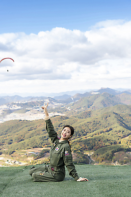 포토 JPG 주간 전신 여자 하늘 한명 미소 앉기 20대 성인 야외 앞모습 옆모습 레포츠 손들기 한국인 익스트림스포츠 즐거움 브이 패러글라이딩 단양 성인여자한명만 국내포토 자연요소 1 감정 스포츠 뷰포인트 모션 레저 표정 사람 동양인 손짓 청년 충청북도 여자한명만 성인여자만 파일형식