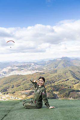 포토 JPG 주간 전신 여자 하늘 한명 미소 앉기 20대 성인 야외 앞모습 옆모습 레포츠 한국인 익스트림스포츠 즐거움 브이 패러글라이딩 단양 성인여자한명만 국내포토 자연요소 1 감정 스포츠 뷰포인트 모션 레저 표정 사람 동양인 손짓 청년 충청북도 여자한명만 성인여자만 파일형식