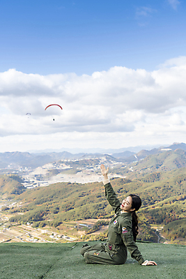 포토 JPG 주간 전신 여자 하늘 한명 미소 앉기 20대 성인 야외 옆모습 레포츠 손들기 눈감음 한국인 익스트림스포츠 패러글라이딩 단양 성인여자한명만 국내포토 자연요소 1 스포츠 뷰포인트 모션 레저 표정 사람 동양인 청년 충청북도 여자한명만 성인여자만 파일형식