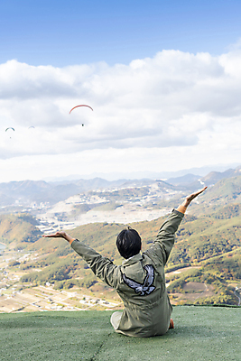 포토 JPG 주간 전신 남자 하늘 한명 앉기 20대 성인 야외 뒷모습 레포츠 만세 한국인 익스트림스포츠 패러글라이딩 단양 성인남자한명만 국내포토 자연요소 1 스포츠 뷰포인트 모션 레저 사람 동양인 청년 충청북도 남자한명만 성인남자만 파일형식