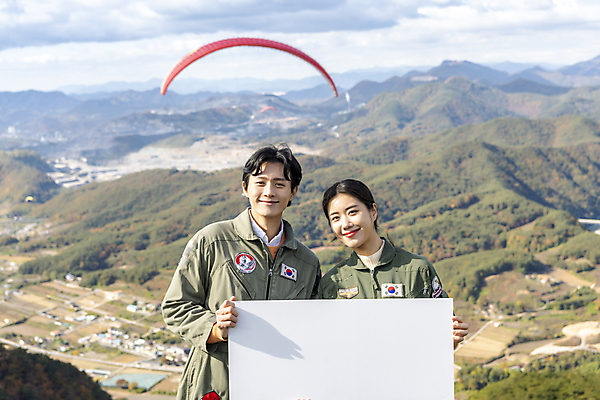 포토 JPG 주간 배너 여자 남자 사각프레임 미소 들기 상반신 20대 성인 야외 두명 앞모습 레포츠 한국인 익스트림스포츠 패러글라이딩 단양 성인만 국내포토 자연요소 스포츠 뷰포인트 모션 레저 프레임 표정 사람 동양인 청년 사각형 충청북도 파일형식