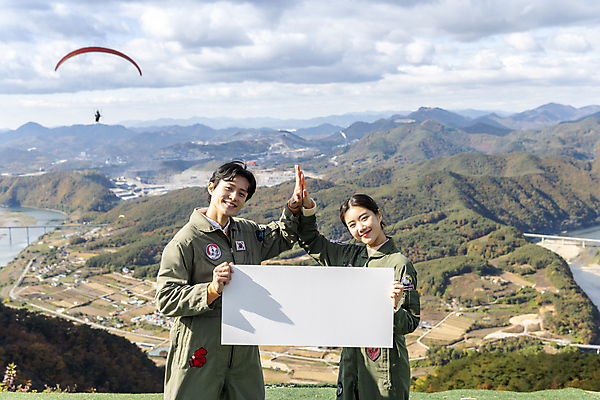 포토 JPG 주간 배너 응시 여자 남자 사각프레임 미소 들기 상반신 20대 성인 야외 두명 앞모습 레포츠 한국인 익스트림스포츠 하이파이브 패러글라이딩 단양 손맞댄 성인만 국내포토 자연요소 시선 스포츠 뷰포인트 모션 레저 프레임 표정 사람 동양인 손짓 청년 사각형 충청북도 파일형식