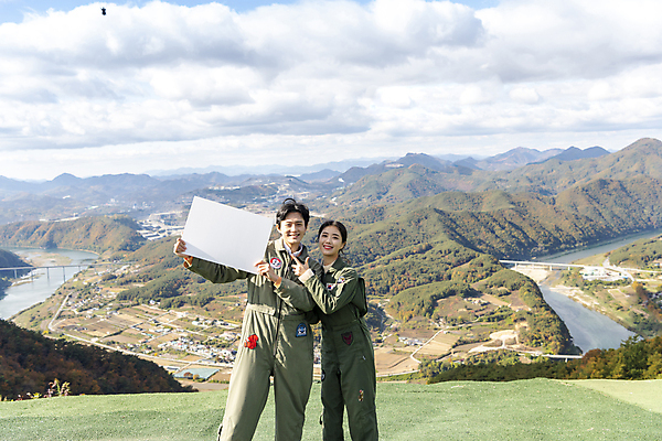포토 JPG 주간 배너 여자 남자 하늘 사각프레임 미소 들기 상반신 20대 성인 야외 두명 앞모습 레포츠 한국인 익스트림스포츠 브이 패러글라이딩 단양 성인만 국내포토 자연요소 스포츠 뷰포인트 모션 레저 프레임 표정 사람 동양인 손짓 청년 사각형 충청북도 파일형식