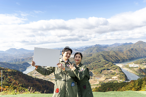 포토 JPG 주간 배너 여자 남자 하늘 사각프레임 미소 들기 상반신 20대 성인 야외 두명 앞모습 레포츠 한국인 익스트림스포츠 브이 패러글라이딩 단양 성인만 국내포토 자연요소 스포츠 뷰포인트 모션 레저 프레임 표정 사람 동양인 손짓 청년 사각형 충청북도 파일형식