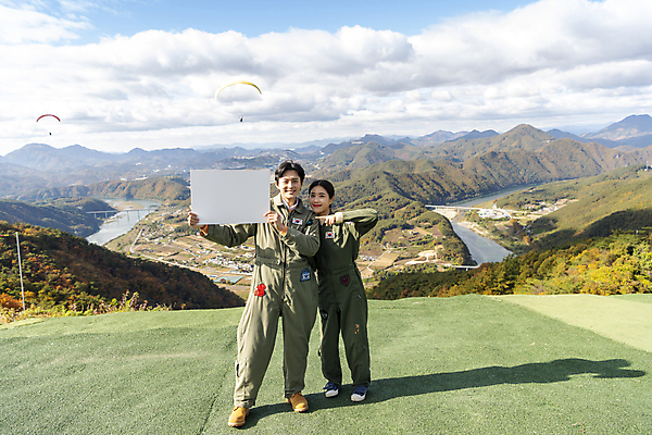 포토 JPG 주간 전신 배너 여자 남자 하늘 사각프레임 서기 미소 들기 20대 성인 야외 두명 앞모습 레포츠 한국인 가리킴 익스트림스포츠 패러글라이딩 단양 성인만 국내포토 자연요소 스포츠 뷰포인트 모션 레저 프레임 표정 사람 동양인 손짓 청년 사각형 충청북도 파일형식