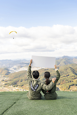 포토 JPG 주간 전신 배너 여자 남자 하늘 어깨동무 사각프레임 들기 앉기 20대 성인 야외 두명 뒷모습 레포츠 한국인 익스트림스포츠 패러글라이딩 단양 성인만 국내포토 자연요소 스포츠 뷰포인트 포즈 모션 레저 프레임 사람 동양인 청년 사각형 충청북도 파일형식