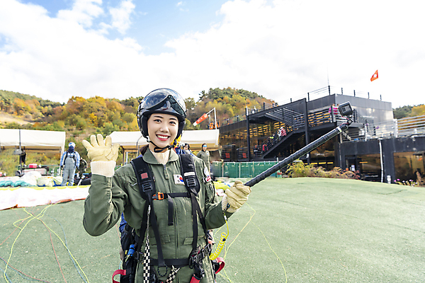 포토 JPG 주간 여자 한명 미소 들기 상반신 20대 성인 야외 앞모습 레포츠 한국인 안전모 익스트림스포츠 즐거움 준비 손인사 패러글라이딩 단양 셀카봉 성인여자한명만 국내포토 자연요소 1 감정 스포츠 뷰포인트 모션 레저 표정 사람 동양인 청년 인사 헬멧 안전장비 충청북도 여자한명만 성인여자만 파일형식