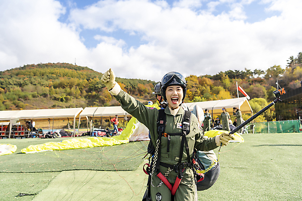 포토 JPG 주간 여자 한명 웃음 들기 상반신 20대 성인 야외 앞모습 레포츠 손들기 한국인 익스트림스포츠 즐거움 준비 패러글라이딩 단양 셀카봉 성인여자한명만 국내포토 자연요소 1 감정 스포츠 뷰포인트 모션 레저 표정 사람 동양인 청년 충청북도 여자한명만 성인여자만 파일형식