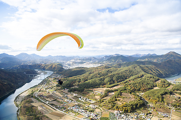 포토 JPG 주간 전신 남자 하늘 한명 20대 성인 야외 뒷모습 레포츠 한국인 가을 비행 익스트림스포츠 패러글라이딩 단양 성인남자한명만 전경 국내포토 자연요소 1 계절 스포츠 뷰포인트 레저 사람 동양인 풍경 청년 충청북도 남자한명만 성인남자만 파일형식 탑뷰