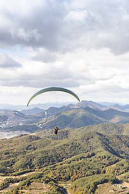 포토 JPG 주간 전신 구름 남자 하늘 산 한명 20대 성인 야외 뒷모습 레포츠 한국인 가을 비행 익스트림스포츠 패러글라이딩 단양 성인남자한명만 전경 국내포토 자연요소 1 계절 스포츠 뷰포인트 레저 사람 동양인 풍경 청년 충청북도 남자한명만 성인남자만 파일형식 탑뷰