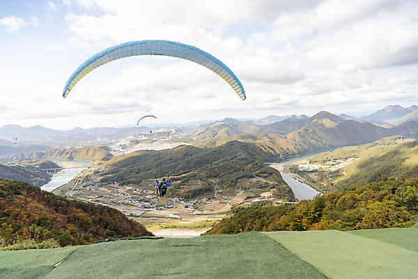 포토 JPG 주간 전신 구름 남자 하늘 산 한명 20대 성인 야외 뒷모습 레포츠 한국인 가을 비행 익스트림스포츠 패러글라이딩 단양 성인남자한명만 전경 국내포토 자연요소 1 계절 스포츠 뷰포인트 레저 사람 동양인 풍경 청년 충청북도 남자한명만 성인남자만 파일형식 탑뷰
