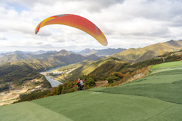 포토 JPG 주간 전신 남자 하늘 한명 20대 성인 야외 뒷모습 레포츠 한국인 가을 비행 익스트림스포츠 출발 패러글라이딩 단양 성인남자한명만 전경 국내포토 자연요소 1 계절 스포츠 뷰포인트 컨셉 레저 사람 동양인 풍경 청년 충청북도 남자한명만 성인남자만 파일형식 탑뷰