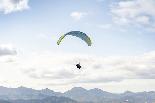 포토 JPG 주간 전신 구름 남자 하늘 산 20대 성인 야외 두명 옆모습 레포츠 한국인 비행 익스트림스포츠 패러글라이딩 단양 성인남자만 국내포토 자연요소 스포츠 뷰포인트 레저 사람 동양인 청년 충청북도 남자만 성인만 파일형식
