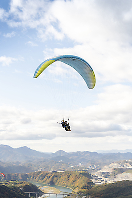 포토 JPG 주간 전신 구름 남자 하늘 산 20대 성인 야외 두명 옆모습 레포츠 한국인 비행 익스트림스포츠 패러글라이딩 단양 성인남자만 전경 국내포토 자연요소 스포츠 뷰포인트 레저 사람 동양인 풍경 청년 충청북도 남자만 성인만 파일형식 탑뷰