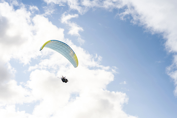 포토 JPG 주간 전신 구름 남자 하늘 20대 성인 야외 두명 옆모습 레포츠 맑음 한국인 비행 익스트림스포츠 패러글라이딩 단양 성인남자만 국내포토 자연요소 스포츠 뷰포인트 레저 날씨 사람 동양인 청년 충청북도 남자만 성인만 파일형식