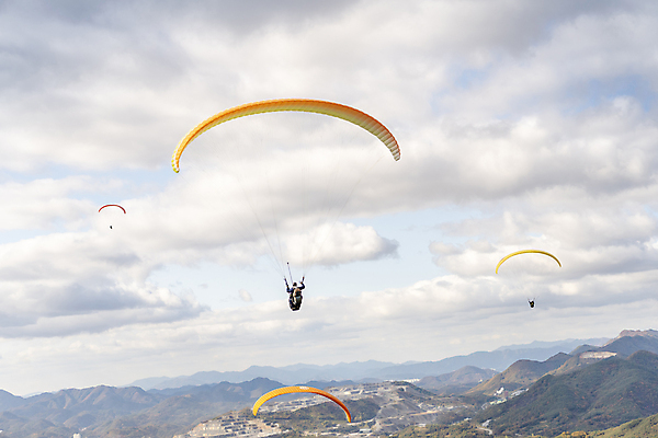 포토 JPG 주간 전신 구름 남자 하늘 한명 20대 성인 야외 뒷모습 레포츠 한국인 비행 익스트림스포츠 패러글라이딩 단양 성인남자한명만 전경 국내포토 자연요소 1 스포츠 뷰포인트 레저 사람 동양인 풍경 청년 충청북도 남자한명만 성인남자만 파일형식 탑뷰