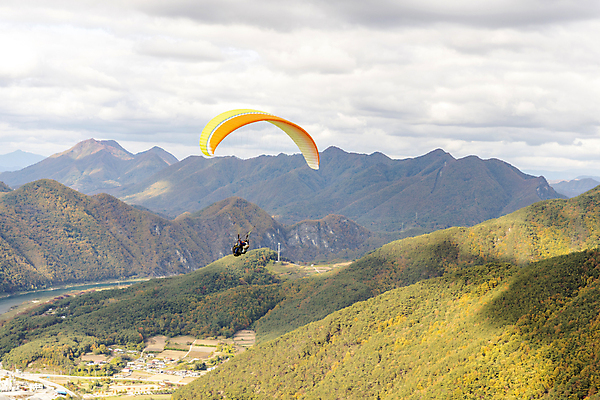 포토 JPG 주간 전신 구름 여자 남자 하늘 산 20대 성인 야외 두명 뒷모습 레포츠 한국인 가을 비행 익스트림스포츠 패러글라이딩 단양 성인만 전경 국내포토 자연요소 계절 스포츠 뷰포인트 레저 사람 동양인 풍경 청년 충청북도 파일형식 탑뷰