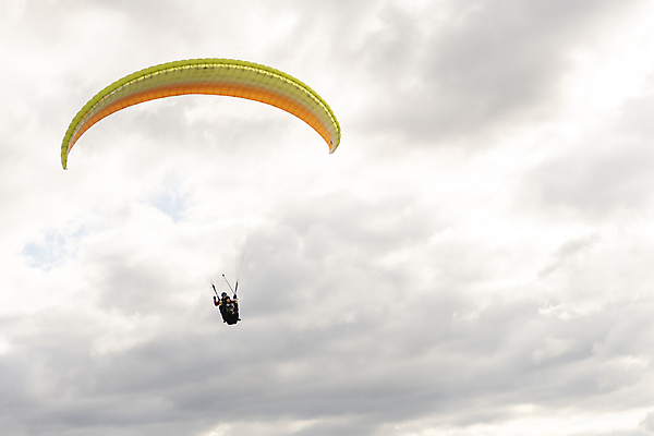 포토 JPG 주간 전신 구름 여자 남자 하늘 20대 성인 야외 두명 앞모습 레포츠 한국인 비행 익스트림스포츠 패러글라이딩 단양 성인만 국내포토 자연요소 스포츠 뷰포인트 레저 사람 동양인 청년 충청북도 파일형식