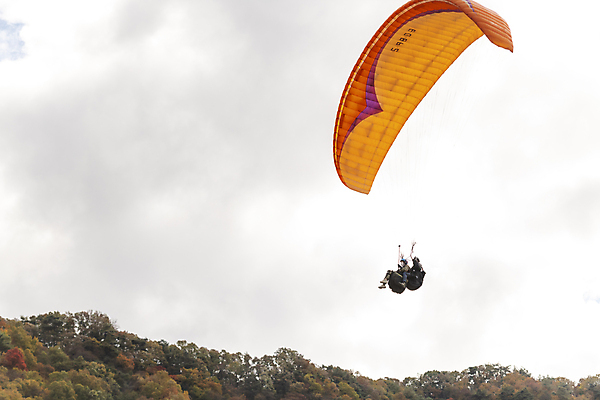 포토 JPG 주간 전신 구름 여자 남자 하늘 20대 성인 야외 두명 옆모습 레포츠 한국인 비행 익스트림스포츠 패러글라이딩 단양 성인만 국내포토 자연요소 스포츠 뷰포인트 레저 사람 동양인 청년 충청북도 파일형식