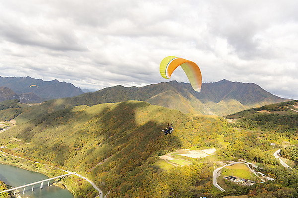 포토 JPG 주간 전신 구름 여자 남자 하늘 산 20대 성인 야외 두명 옆모습 레포츠 한국인 가을 비행 익스트림스포츠 패러글라이딩 단양 성인만 전경 국내포토 자연요소 계절 스포츠 뷰포인트 레저 사람 동양인 풍경 청년 충청북도 파일형식 탑뷰