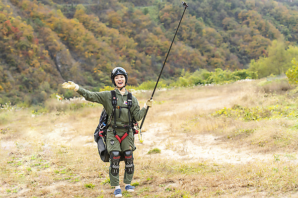포토 JPG 주간 전신 여자 하늘 한명 서기 웃음 들기 20대 성인 야외 앞모습 레포츠 손들기 한국인 가을 익스트림스포츠 패러글라이딩 단양 착지 성인여자한명만 국내포토 자연요소 1 계절 스포츠 뷰포인트 모션 레저 표정 사람 동양인 청년 충청북도 여자한명만 성인여자만 파일형식