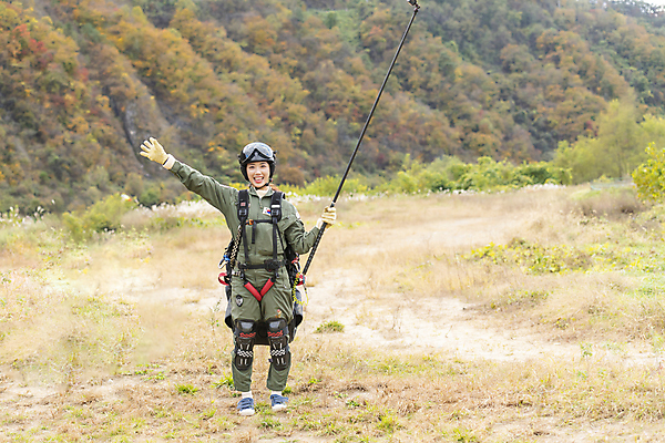 포토 JPG 주간 전신 여자 하늘 한명 서기 미소 웃음 들기 20대 성인 야외 앞모습 레포츠 손들기 한국인 가을 익스트림스포츠 패러글라이딩 단양 착지 성인여자한명만 국내포토 자연요소 1 계절 스포츠 뷰포인트 모션 레저 표정 사람 동양인 청년 충청북도 여자한명만 성인여자만 파일형식