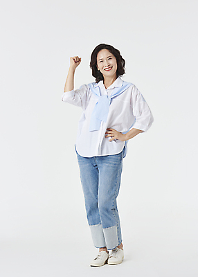 포토 JPG 스튜디오촬영 전신 여자 노년 할머니 허리손 와이셔츠 응원 실내 한명 서기 미소 웃음 앞모습 실버라이프 청춘 파이팅 주먹 기쁨 한국인 청바지 60대 흰배경 노인여자한명만 액티브시니어 국내포토 1 라이프스타일 감정 뷰포인트 포즈 백그라운드 컨셉 셔츠 바지 모션 표정 사람 동양인 성인 내부 흰색 여자한명만 노인여자만 파일형식
