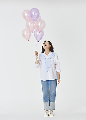 포토 JPG 스튜디오촬영 전신 여자 노년 할머니 와이셔츠 실내 한명 서기 미소 웃음 앞모습 실버라이프 청춘 기쁨 한국인 올려보기 청바지 60대 흰배경 풍선 풍선잡기 노인여자한명만 액티브시니어 국내포토 1 라이프스타일 감정 뷰포인트 백그라운드 컨셉 셔츠 바지 모션 표정 사람 동양인 성인 내부 흰색 잡기 여자한명만 노인여자만 파일형식