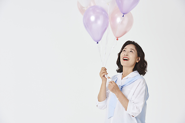 포토 JPG 스튜디오촬영 여자 노년 할머니 와이셔츠 실내 한명 미소 웃음 상반신 앞모습 옆모습 실버라이프 청춘 기쁨 한국인 올려보기 60대 흰배경 풍선 풍선잡기 노인여자한명만 액티브시니어 국내포토 1 라이프스타일 감정 뷰포인트 백그라운드 컨셉 셔츠 모션 표정 사람 동양인 성인 내부 흰색 잡기 여자한명만 노인여자만 파일형식