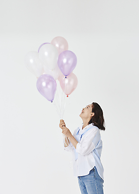 포토 JPG 스튜디오촬영 여자 노년 할머니 와이셔츠 실내 한명 미소 웃음 상반신 옆모습 실버라이프 청춘 기쁨 한국인 올려보기 청바지 60대 흰배경 풍선 풍선잡기 노인여자한명만 액티브시니어 국내포토 1 라이프스타일 감정 뷰포인트 백그라운드 컨셉 셔츠 바지 모션 표정 사람 동양인 성인 내부 흰색 잡기 여자한명만 노인여자만 파일형식