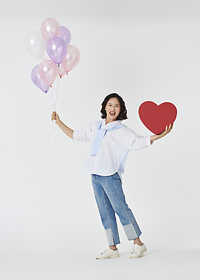 포토 JPG 스튜디오촬영 전신 여자 노년 할머니 와이셔츠 팔벌리기 실내 한명 서기 미소 웃음 들기 앞모습 옆모습 실버라이프 청춘 기쁨 한국인 청바지 60대 흰배경 풍선 하트상자 풍선잡기 노인여자한명만 액티브시니어 국내포토 1 라이프스타일 감정 뷰포인트 백그라운드 컨셉 셔츠 바지 모션 표정 사람 동양인 성인 내부 상자 흰색 잡기 여자한명만 노인여자만 파일형식