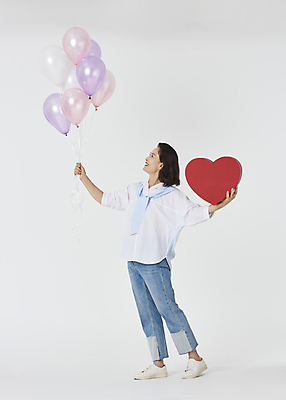 포토 JPG 스튜디오촬영 전신 여자 노년 할머니 와이셔츠 팔벌리기 실내 한명 서기 미소 웃음 들기 옆모습 실버라이프 청춘 기쁨 한국인 올려보기 청바지 60대 흰배경 풍선 하트상자 풍선잡기 노인여자한명만 액티브시니어 국내포토 1 라이프스타일 감정 뷰포인트 백그라운드 컨셉 셔츠 바지 모션 표정 사람 동양인 성인 내부 상자 흰색 잡기 여자한명만 노인여자만 파일형식