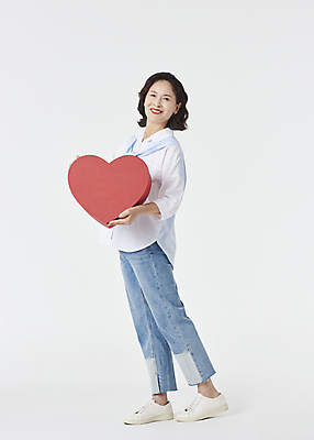 포토 JPG 스튜디오촬영 전신 여자 노년 할머니 와이셔츠 실내 한명 서기 미소 웃음 들기 옆모습 실버라이프 청춘 기쁨 한국인 청바지 60대 흰배경 하트상자 노인여자한명만 액티브시니어 국내포토 1 라이프스타일 감정 뷰포인트 백그라운드 컨셉 셔츠 바지 모션 표정 사람 동양인 성인 내부 상자 흰색 여자한명만 노인여자만 파일형식