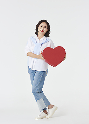 포토 JPG 스튜디오촬영 전신 여자 노년 할머니 와이셔츠 실내 한명 서기 미소 웃음 들기 앞모습 실버라이프 청춘 기쁨 한국인 청바지 60대 흰배경 하트상자 노인여자한명만 액티브시니어 국내포토 1 라이프스타일 감정 뷰포인트 백그라운드 컨셉 셔츠 바지 모션 표정 사람 동양인 성인 내부 상자 흰색 여자한명만 노인여자만 파일형식