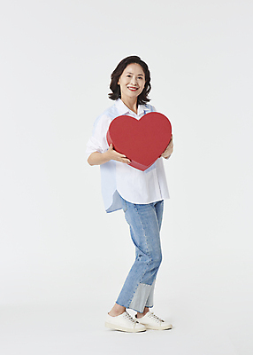 포토 JPG 스튜디오촬영 전신 여자 노년 할머니 와이셔츠 실내 한명 서기 미소 웃음 들기 앞모습 옆모습 실버라이프 청춘 기쁨 한국인 청바지 60대 흰배경 하트상자 노인여자한명만 액티브시니어 국내포토 1 라이프스타일 감정 뷰포인트 백그라운드 컨셉 셔츠 바지 모션 표정 사람 동양인 성인 내부 상자 흰색 여자한명만 노인여자만 파일형식