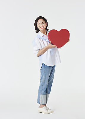 포토 JPG 스튜디오촬영 전신 여자 노년 할머니 와이셔츠 실내 한명 서기 미소 웃음 들기 옆모습 실버라이프 청춘 기쁨 한국인 청바지 60대 흰배경 하트상자 노인여자한명만 액티브시니어 국내포토 1 라이프스타일 감정 뷰포인트 백그라운드 컨셉 셔츠 바지 모션 표정 사람 동양인 성인 내부 상자 흰색 여자한명만 노인여자만 파일형식