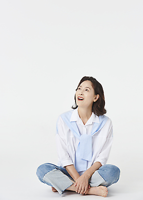 포토 JPG 스튜디오촬영 전신 여자 노년 할머니 와이셔츠 실내 한명 미소 웃음 앉기 앞모습 실버라이프 청춘 기쁨 한국인 올려보기 청바지 60대 흰배경 노인여자한명만 액티브시니어 국내포토 1 라이프스타일 감정 뷰포인트 백그라운드 컨셉 셔츠 바지 모션 표정 사람 동양인 성인 내부 흰색 여자한명만 노인여자만 파일형식