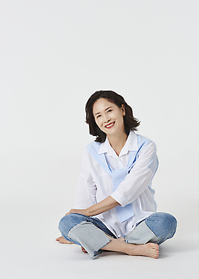 포토 JPG 스튜디오촬영 전신 여자 노년 할머니 와이셔츠 실내 한명 미소 웃음 앉기 앞모습 실버라이프 청춘 기쁨 한국인 청바지 60대 흰배경 노인여자한명만 액티브시니어 국내포토 1 라이프스타일 감정 뷰포인트 백그라운드 컨셉 셔츠 바지 모션 표정 사람 동양인 성인 내부 흰색 여자한명만 노인여자만 파일형식