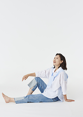 포토 JPG 스튜디오촬영 전신 여자 노년 할머니 와이셔츠 휴식 실내 한명 미소 웃음 앉기 옆모습 실버라이프 청춘 기댐 기쁨 한국인 올려보기 청바지 60대 흰배경 노인여자한명만 액티브시니어 국내포토 1 라이프스타일 감정 뷰포인트 백그라운드 컨셉 셔츠 바지 모션 표정 사람 동양인 성인 내부 흰색 여자한명만 노인여자만 파일형식