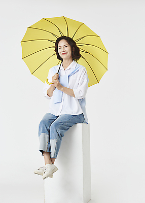 포토 JPG 스튜디오촬영 전신 여자 노년 할머니 와이셔츠 우산 실내 한명 미소 웃음 들기 앉기 앞모습 실버라이프 청춘 기쁨 한국인 다리꼬기 청바지 60대 흰배경 노인여자한명만 액티브시니어 국내포토 1 라이프스타일 감정 뷰포인트 백그라운드 컨셉 셔츠 바지 모션 표정 사람 동양인 성인 내부 흰색 여자한명만 노인여자만 파일형식