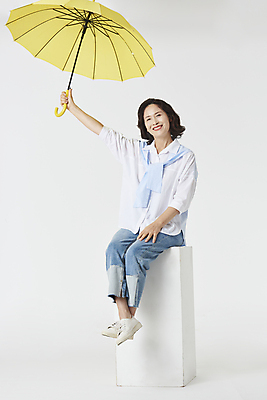 포토 JPG 스튜디오촬영 전신 여자 노년 할머니 와이셔츠 우산 실내 한명 미소 웃음 들기 앉기 앞모습 실버라이프 청춘 기쁨 한국인 다리꼬기 청바지 60대 흰배경 노인여자한명만 액티브시니어 국내포토 1 라이프스타일 감정 뷰포인트 백그라운드 컨셉 셔츠 바지 모션 표정 사람 동양인 성인 내부 흰색 여자한명만 노인여자만 파일형식