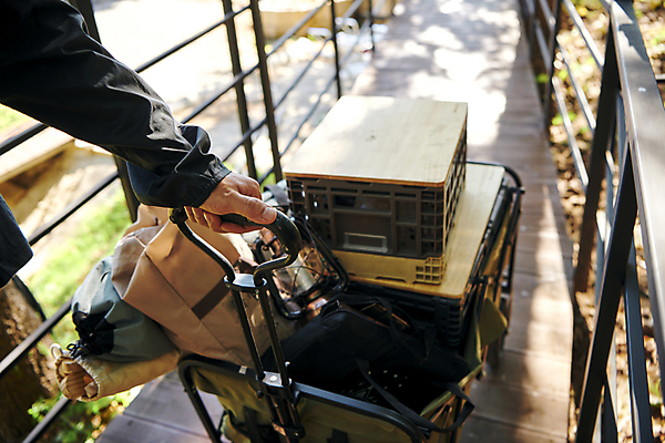 포토 JPG 주간 손 여행 휴가 휴식 캠핑도구 야외 신체부위 청춘 캠핑 짐 잡기 힐링 캠핑웨건 국내포토 자연요소 컨셉 모션 레저 사람 도구 파일형식