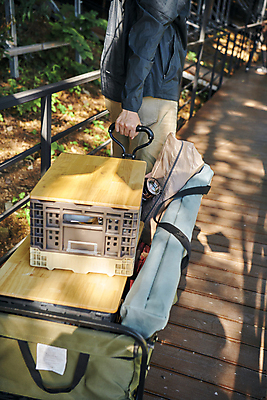 포토 JPG 주간 남자 여행 휴가 휴식 캠핑도구 한명 상반신 성인 야외 옆모습 30대 청춘 캠핑 한국인 짐 잡기 힐링 성인남자한명만 캠핑웨건 국내포토 자연요소 1 뷰포인트 컨셉 모션 레저 사람 동양인 장년 도구 남자한명만 성인남자만 파일형식